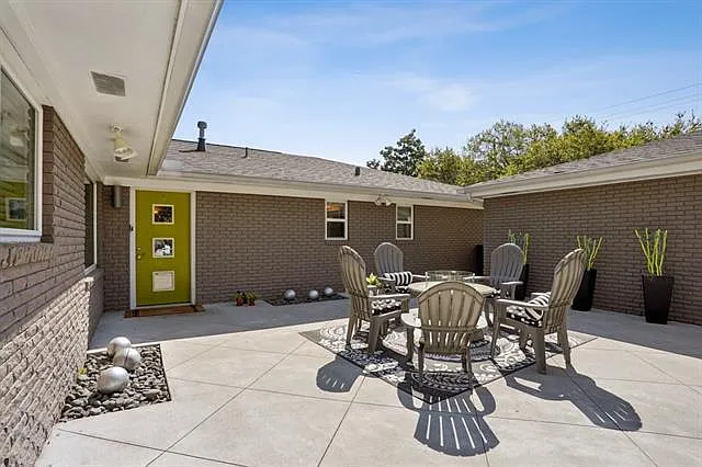 102 N Dabney Dr