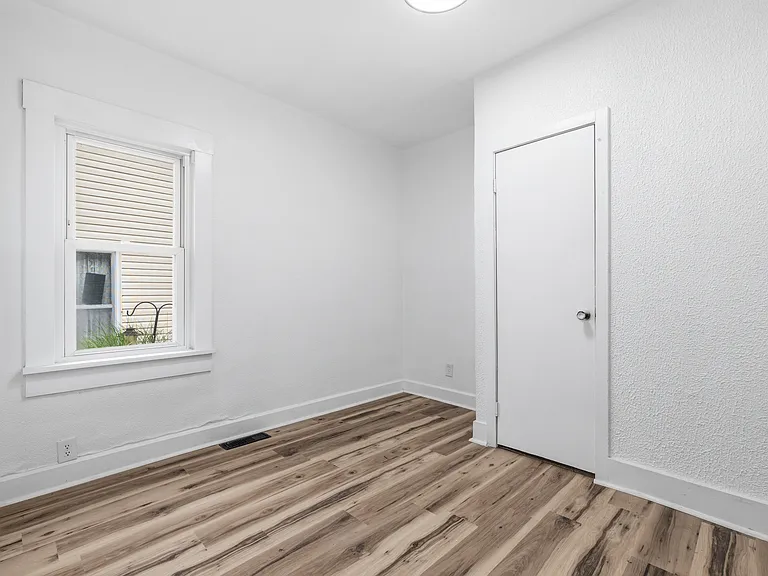 909 Indiana Ave — Photo 16