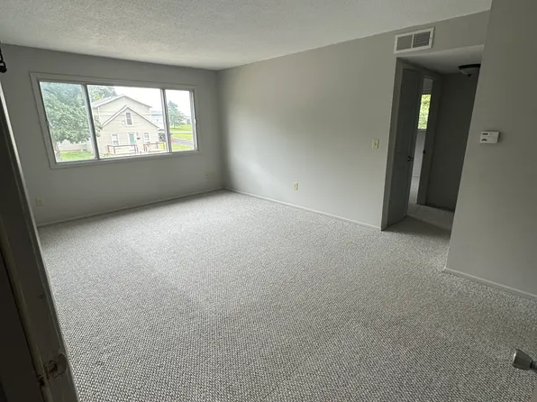 210 S Henry St APT D, Eureka, IL 61530