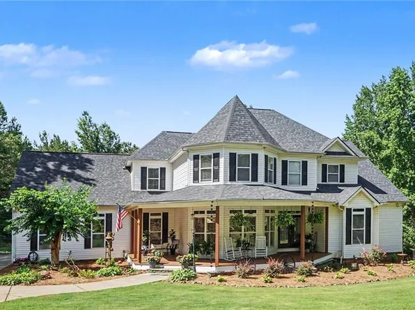 385 Primrose Ln, Pendergrass, GA 30567