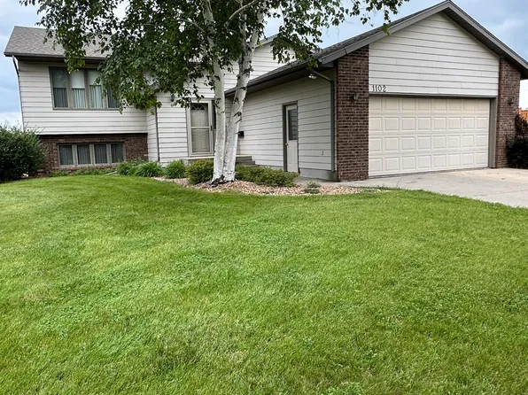 1102 Willow Dr, Aberdeen, SD 57401