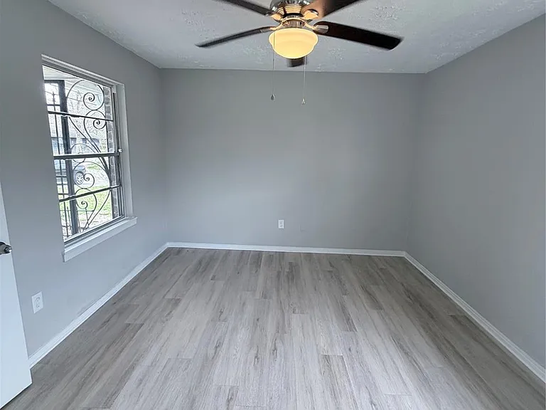 5902 Willow Glen Dr — Photo 12