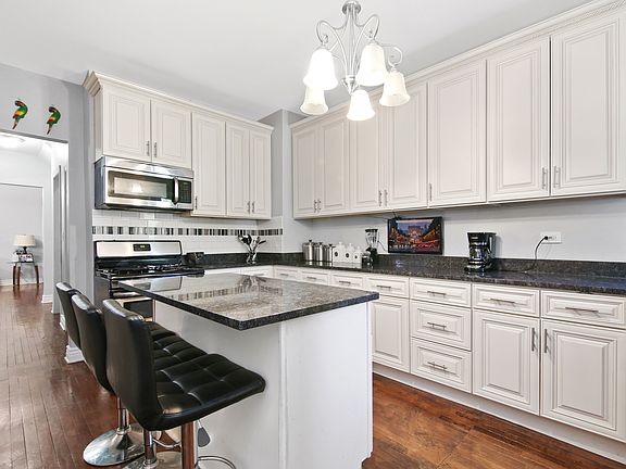 5th image of 1125 N Lorel Ave