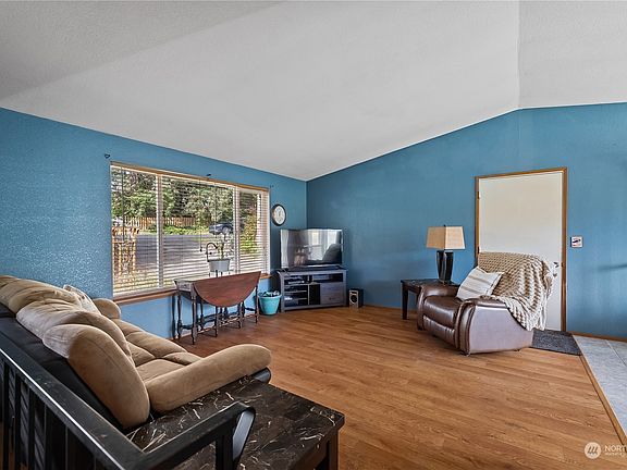 4th image of 111 E Rainbow Drive