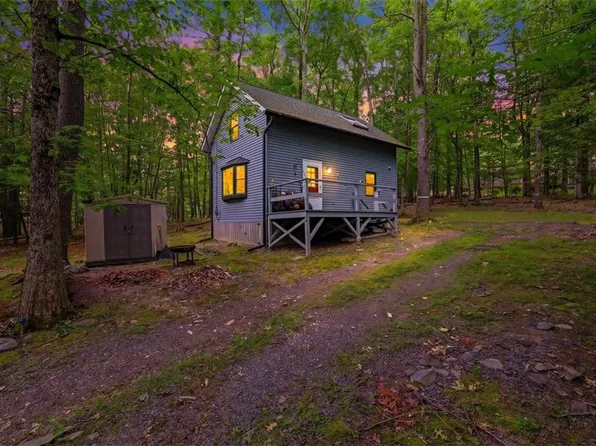 180 E Shore Dr, Dingmans Ferry, PA 18328