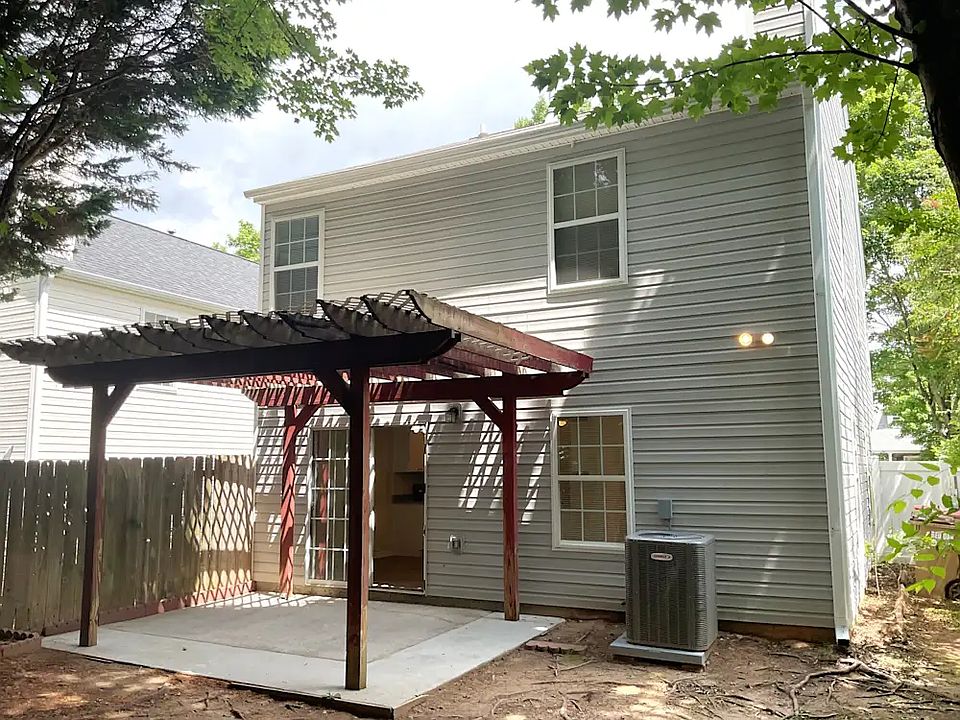 1st image of 2215 Lexington Ln
