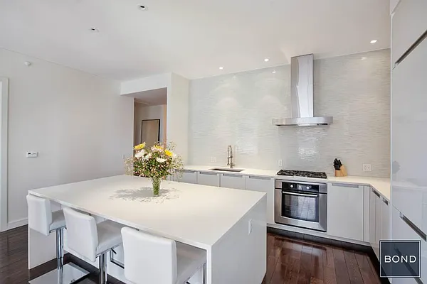 Sold by Bond New York | media 3