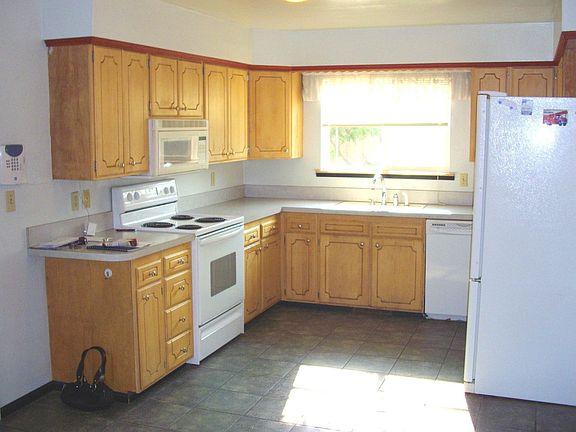 Huge tiled kitchen+bkf nook, french doors open to private deck