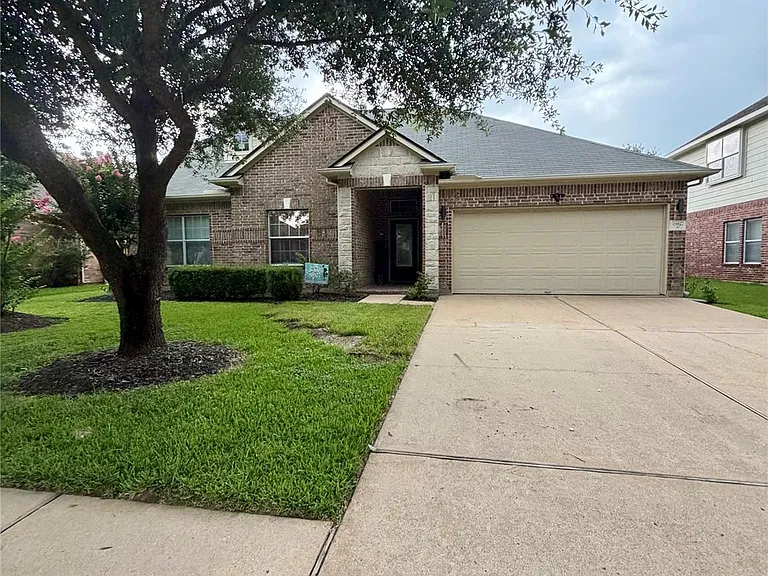 16927 Locust Springs Dr — Photo 2