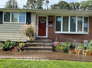 18 Donna Ln, Commack, NY 11725