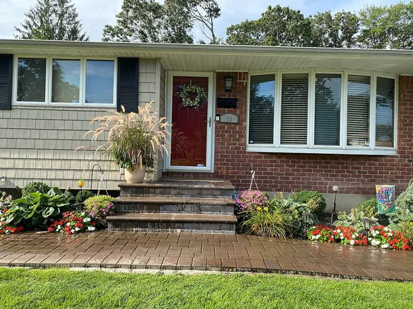 18 Donna Ln, Commack, NY 11725