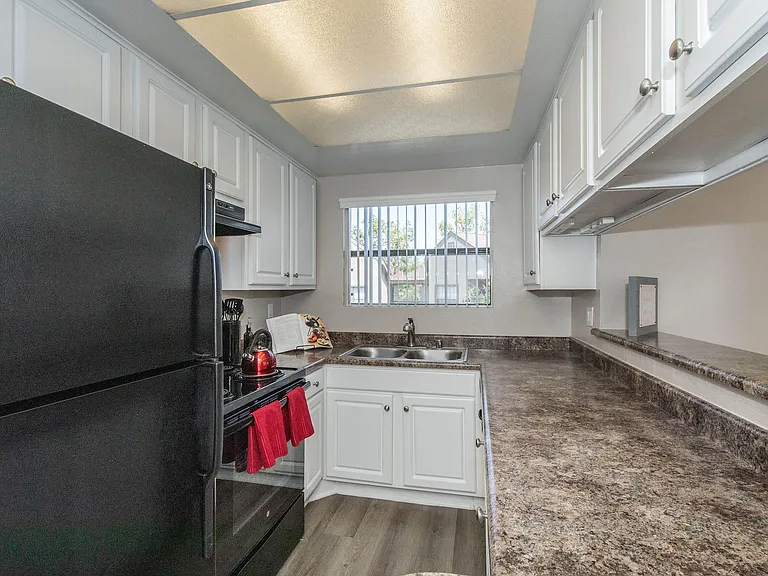 Oak Tree Court Apartment Homes — Photo 17
