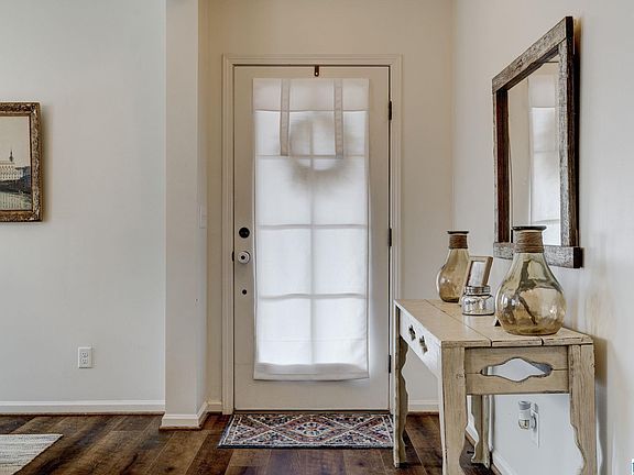 4th image of 305 Lakeridge Dr