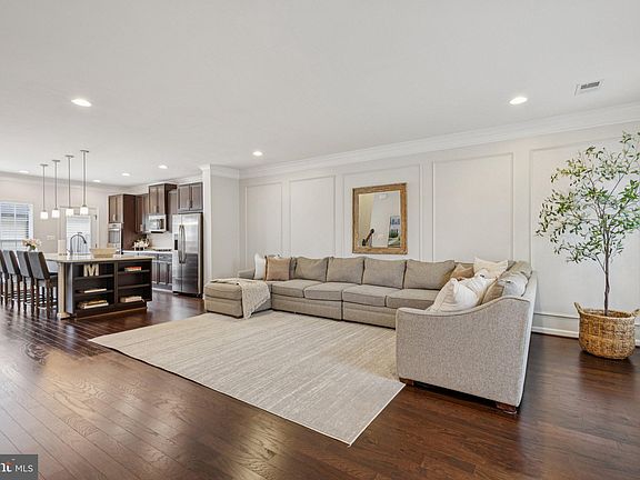 4th image of 805 Basswood Dr