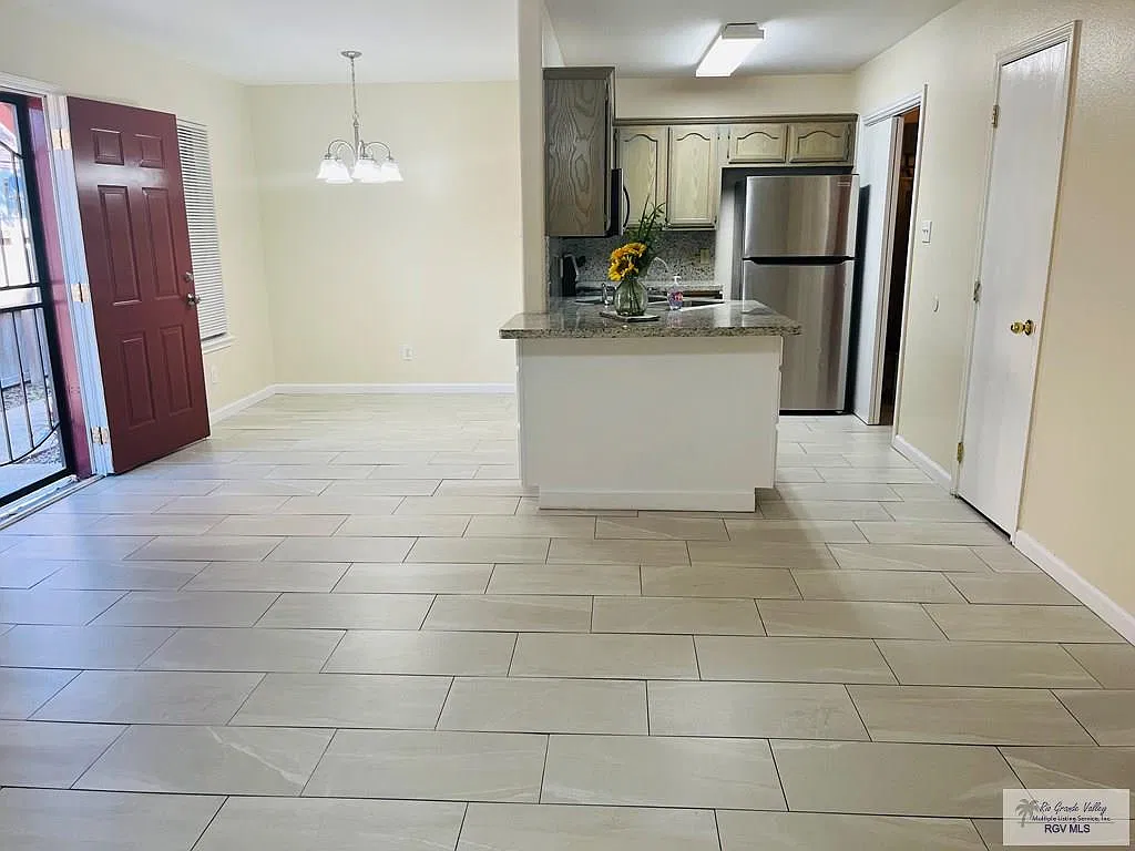 2 bed, 2.5 bath, 1100 sqft, $1,000 — Photo 2