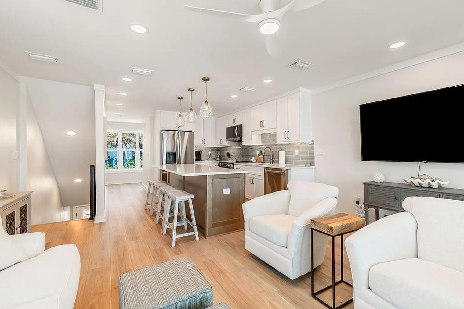 4 bed, 4.0 bath, 1356 sqft, $8,366 — Photo 2