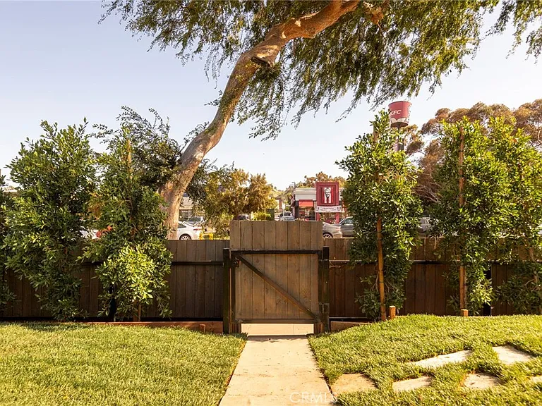 3554 S Sycamore Ave — Photo 43