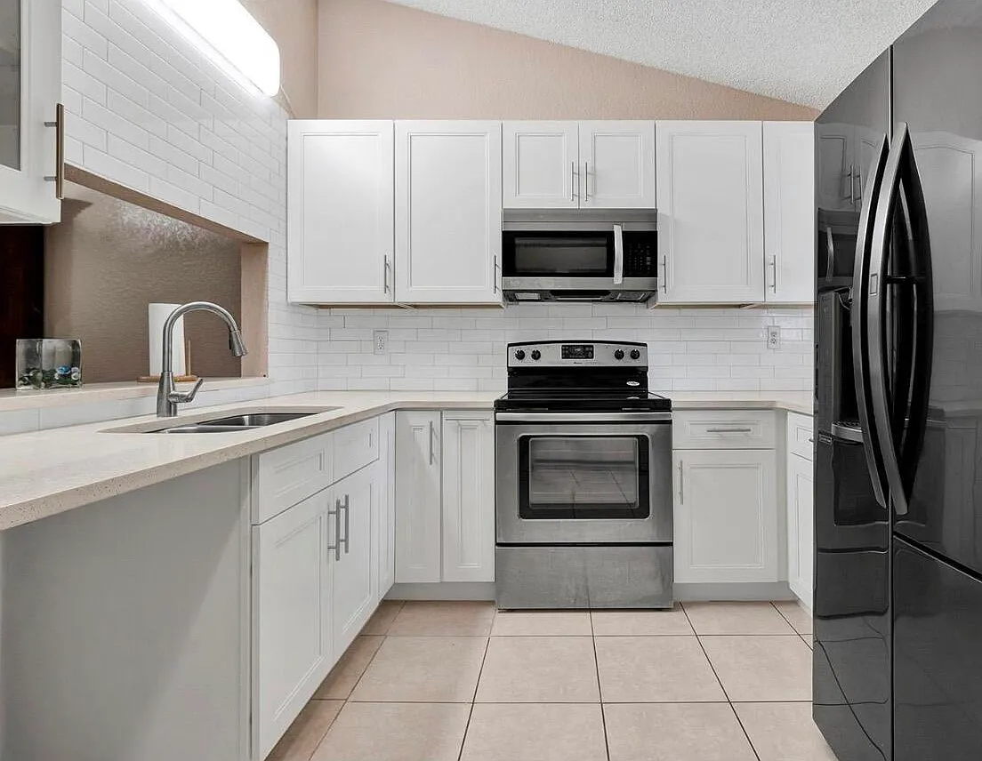 2 bed, 2.0 bath, 1000 sqft, $2,200 — Photo 2