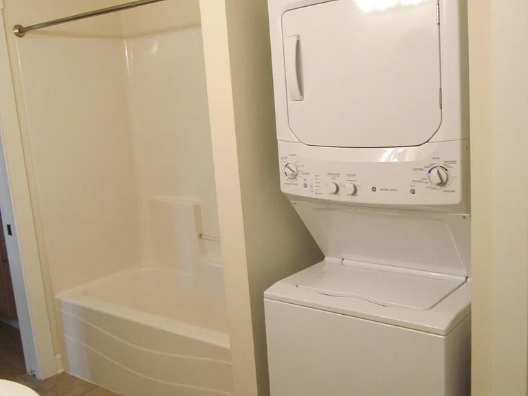 945 Olive St — Photo 7