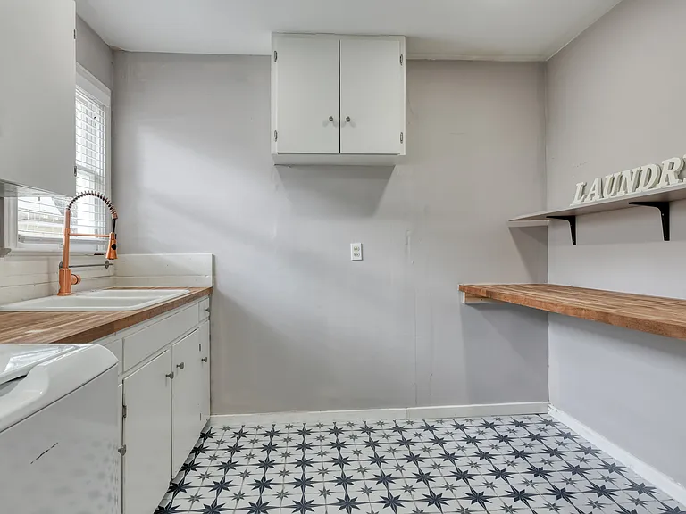 523 E Huisache Ave — Photo 6