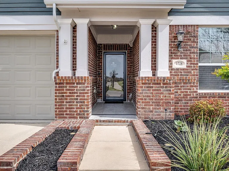 1728 Heron Way — Photo 2