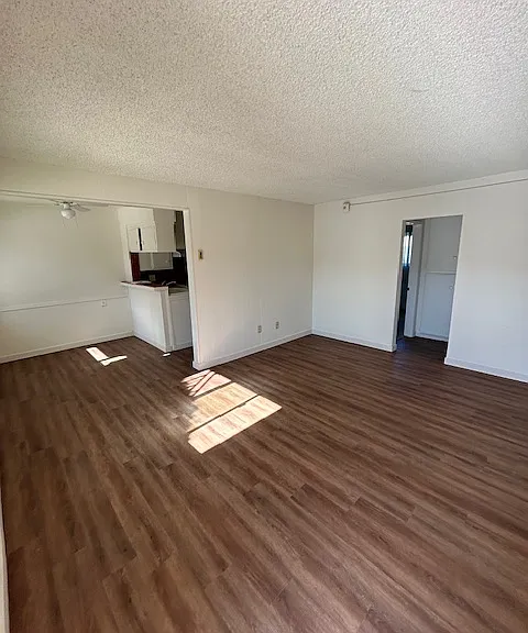 Aristocrat Apartments — Photo 5