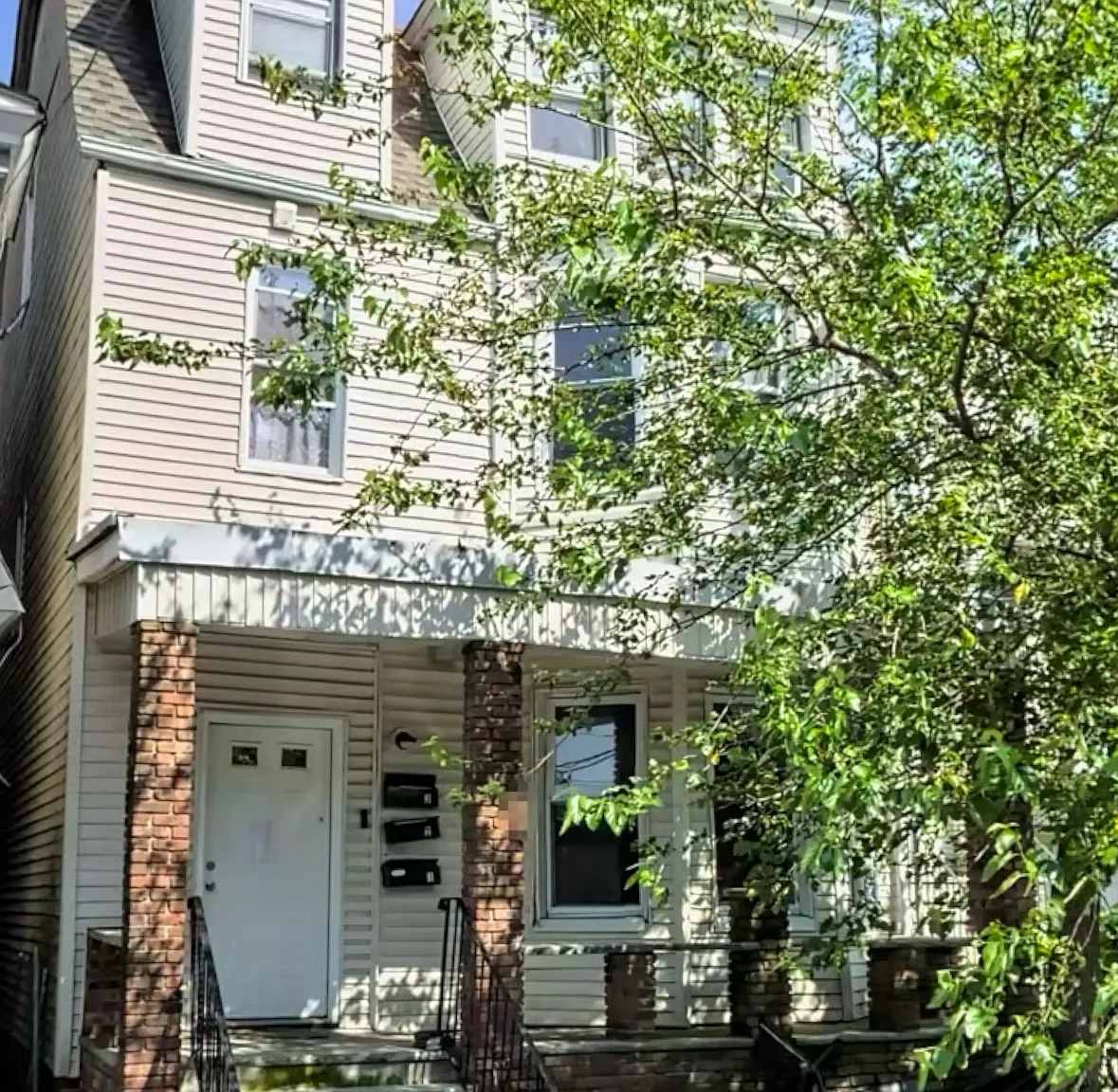 3 bed, $2,200 — Photo 1