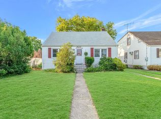 66 Hollywood Ave, Lynbrook, NY 11563