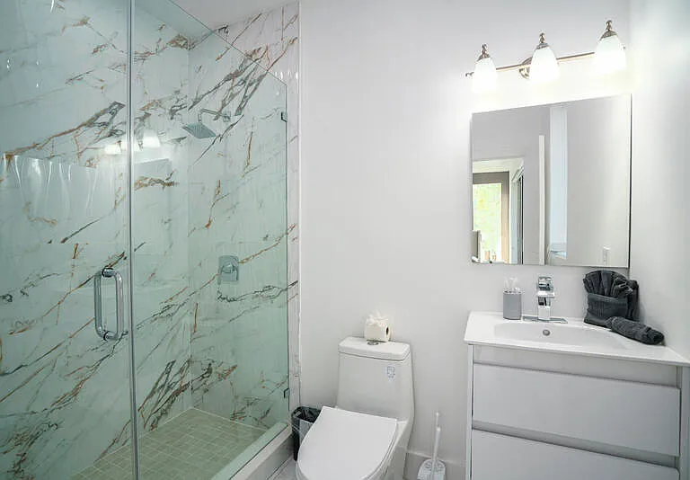 1006 N Riverside Dr — Photo 9