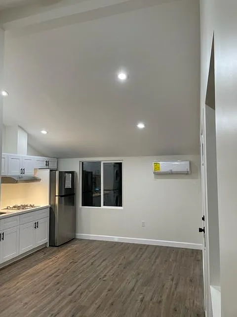 Studio, 300 sqft, $1,700 — Photo 3