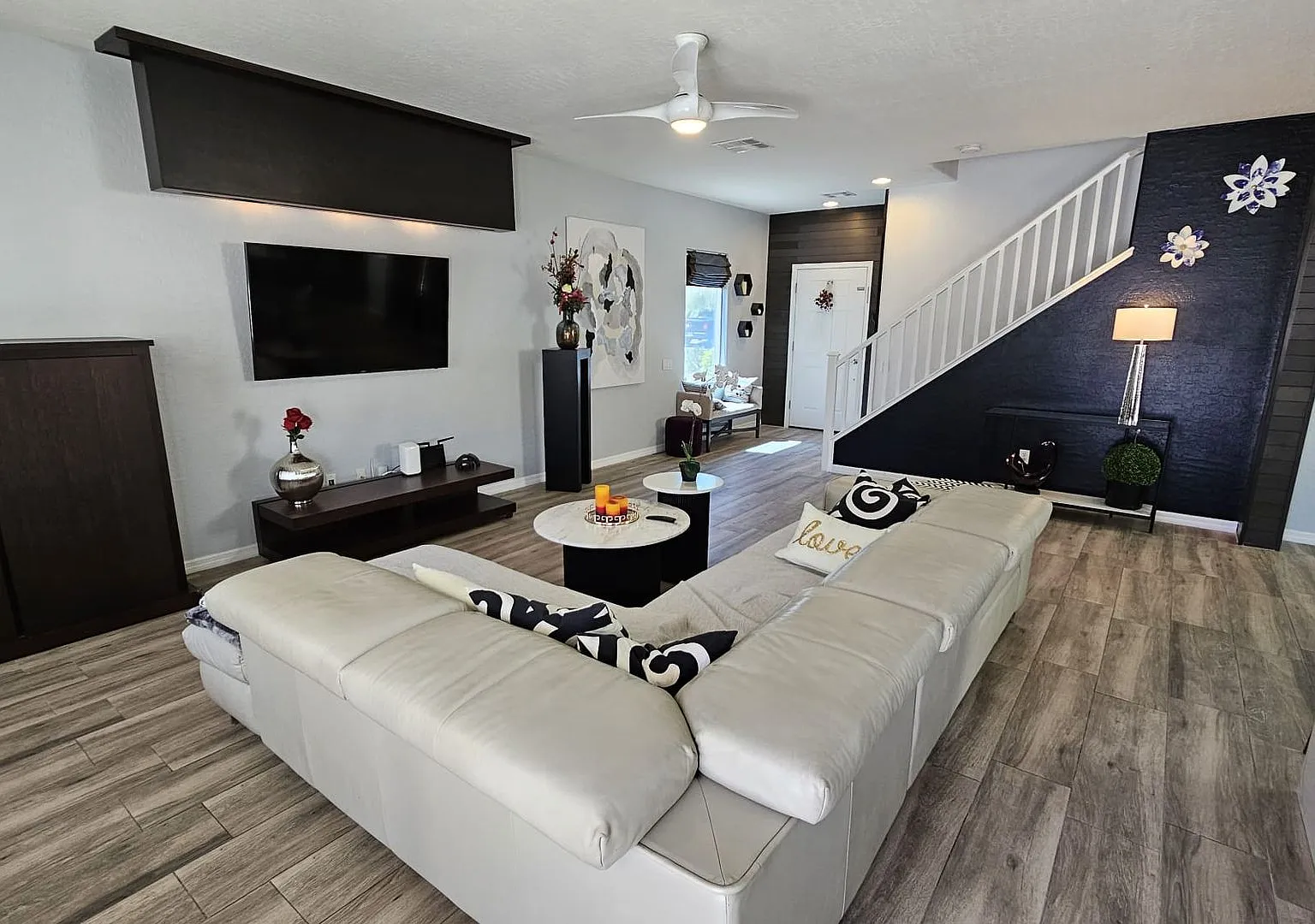 Fully Furnished 3BD/3BA Home in Mountains Edge with Private Pool & Balcony — Photo 3
