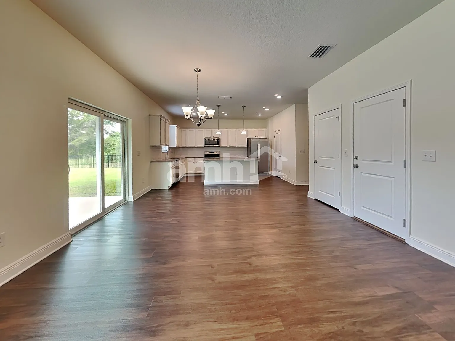 4 bed, 2.5 bath, 2449 sqft, $2,940 — Photo 4