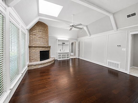 5th image of 909 Hillsdale Dr