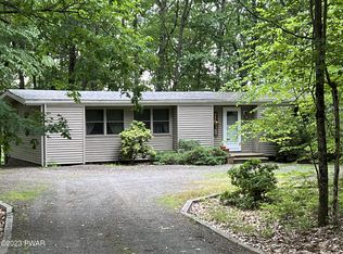 802 Canoebrook Ct, Hawley, PA 18428