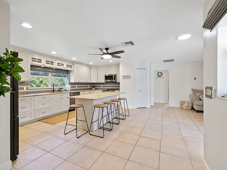 2309 SW 27th St — Photo 32