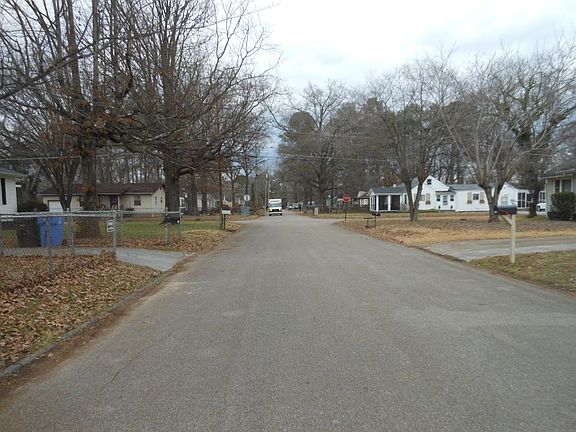 4th image of 613 Castle Dr