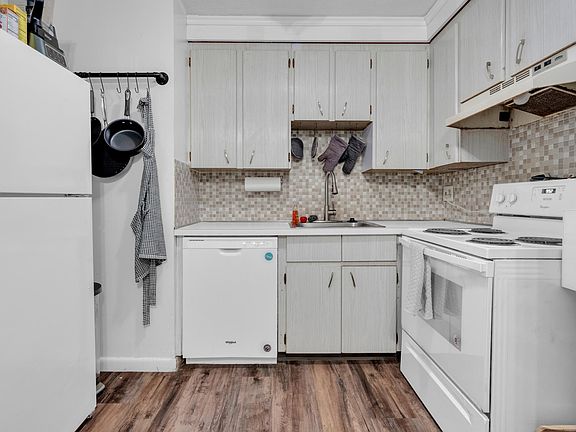 5th image of 10 Scottfield Rd APT 2