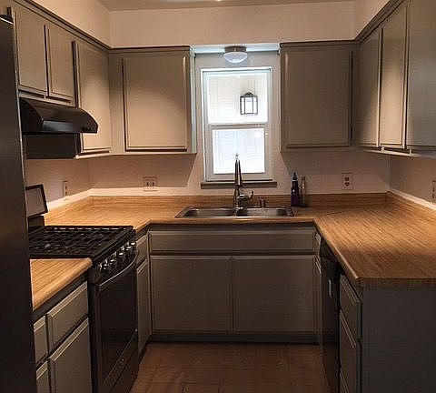 Kitchen w/ gas stove/fridge