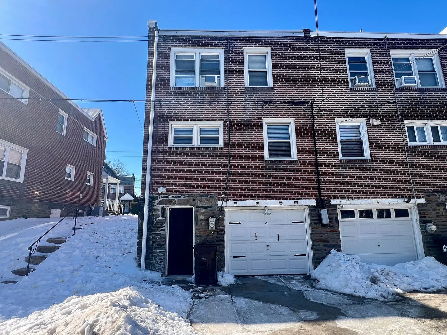 Stunning 3-Bed Twin Home in Lansdowne! Available May 1st! — Photo 3
