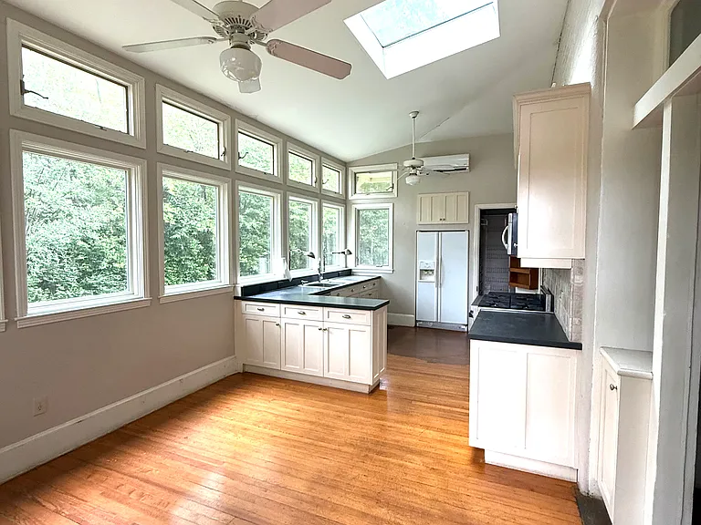 330 Commerce St #4 — Photo 4