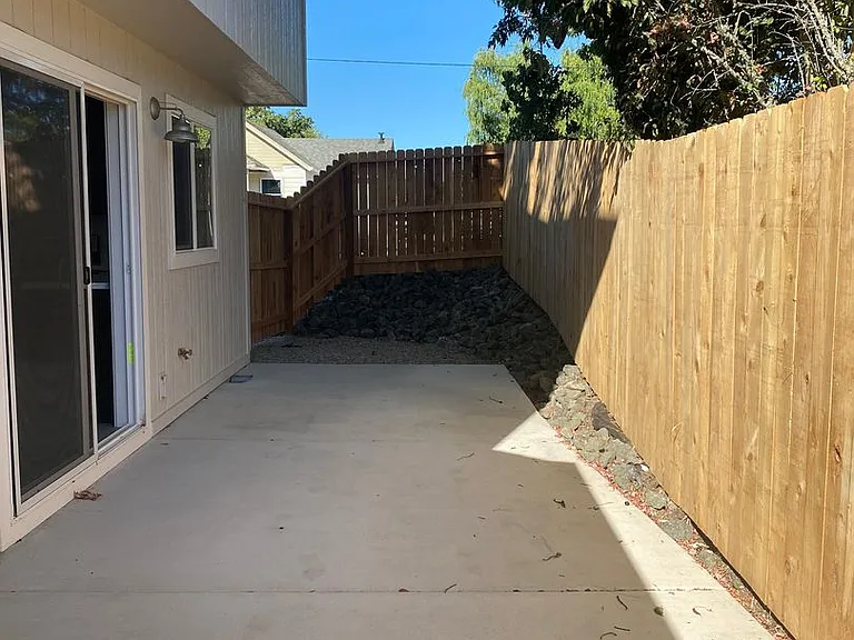 240 NE College Ave — Photo 18