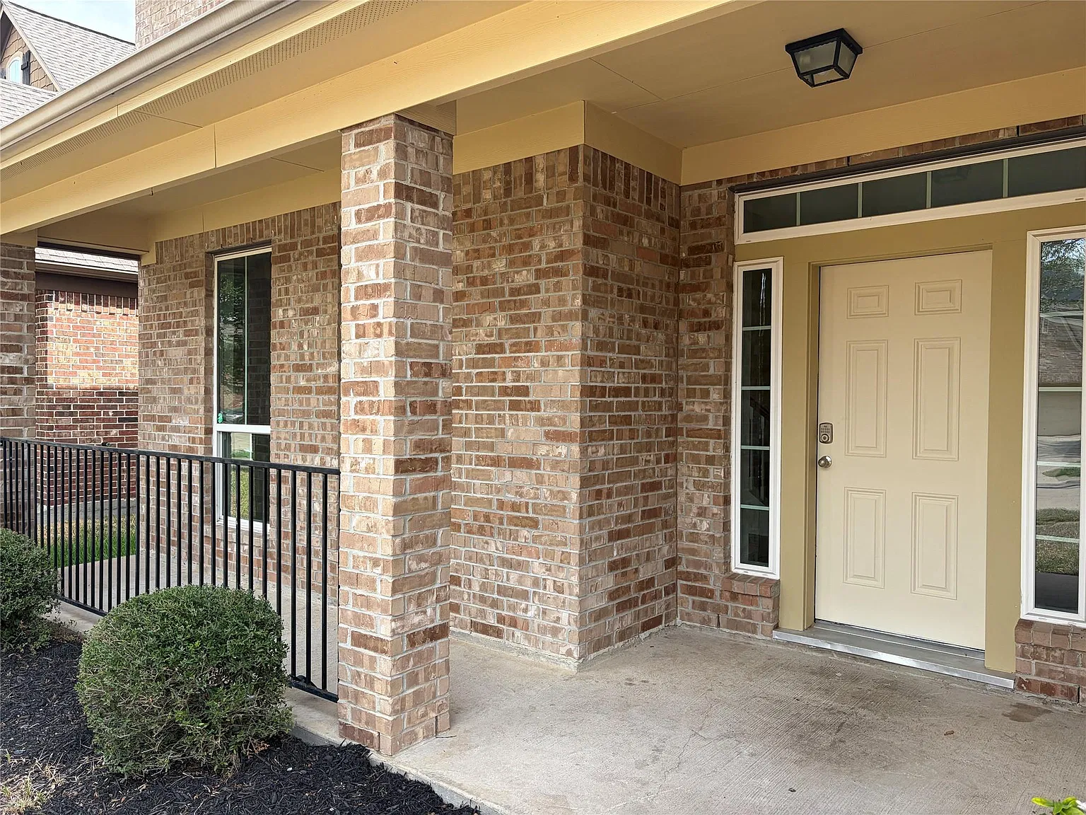 5 bed, 3.5 bath, 4024 sqft, $3,000 — Photo 2