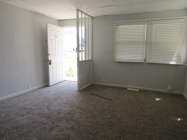 2 Bed 1 Bath in Triplex — Photo 6
