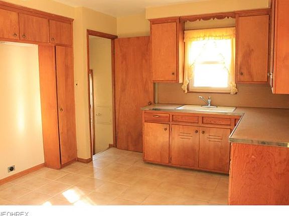 3rd image of 845 Bryn Mawr Ave