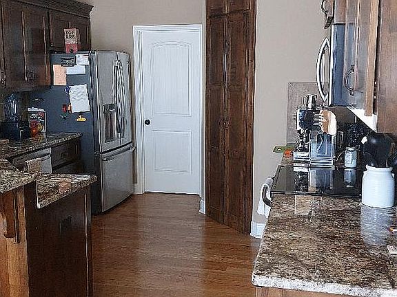 3rd image of 8861 Metropolitan Ave