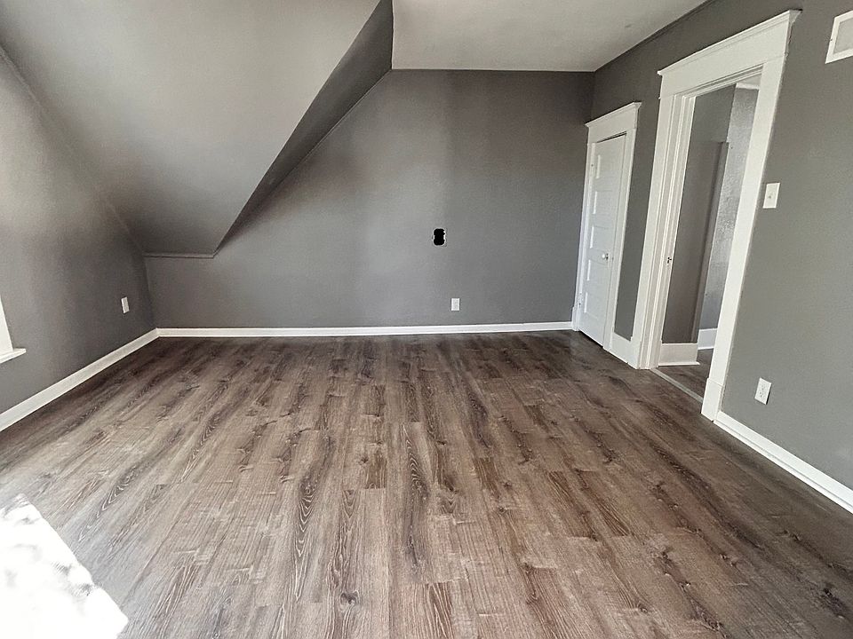 1st image of 628 W 1st Ave