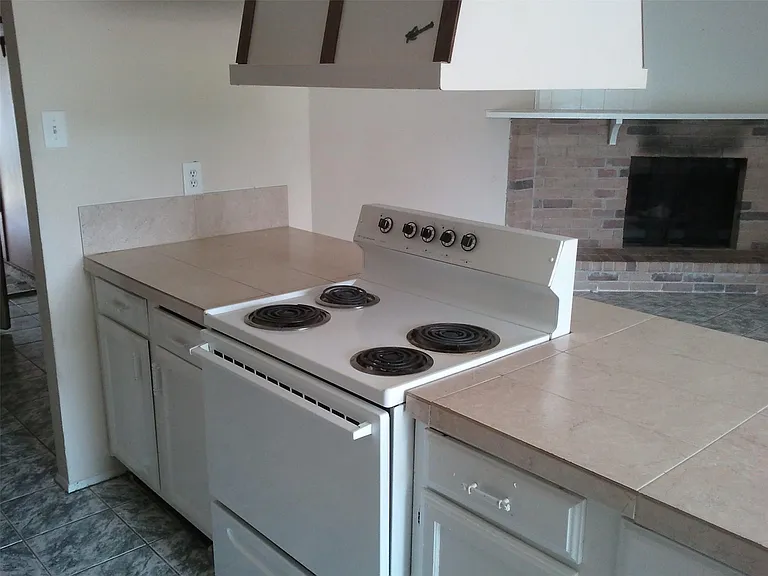 6818 Glenstein Dr — Photo 7