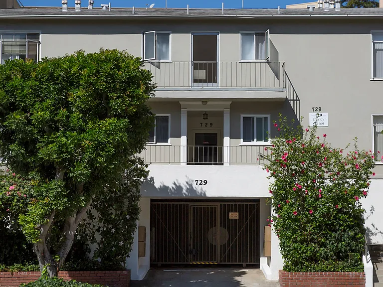 Gayley Manor Apartments — Photo 6