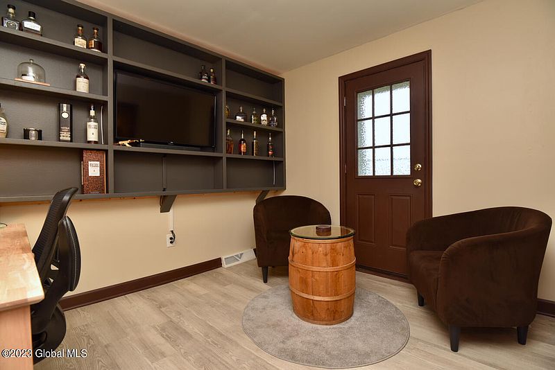 4th image of 2048 Helderberg Avenue