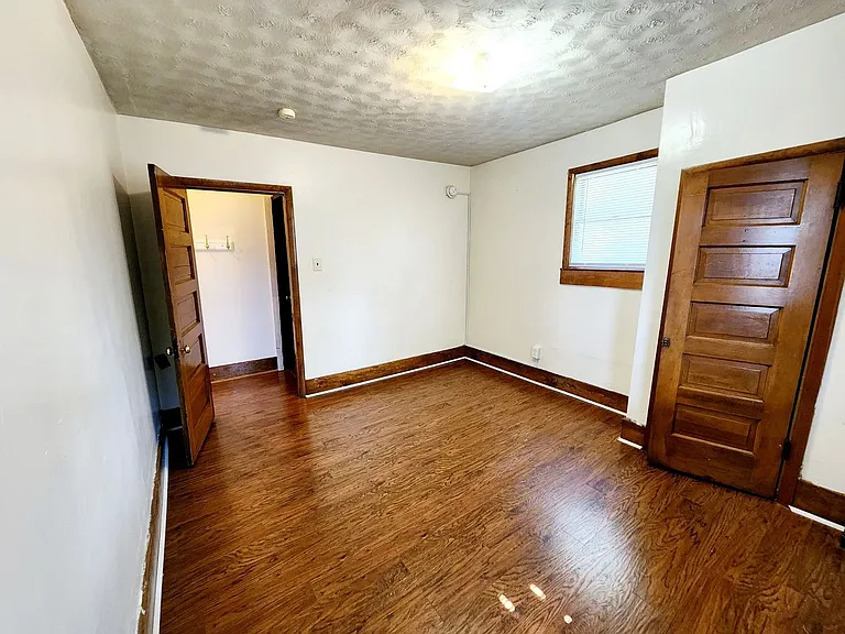 912 Naomi St — Photo 9